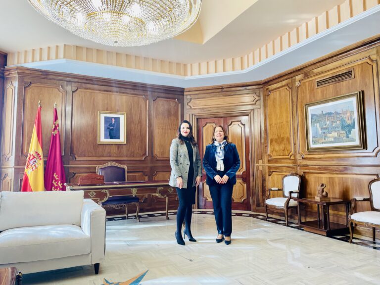 Imagen de la Comisionada Natalia Sánchez López junto a la Presidenta de la Asamblea Regional Doña Visitación Martínez.